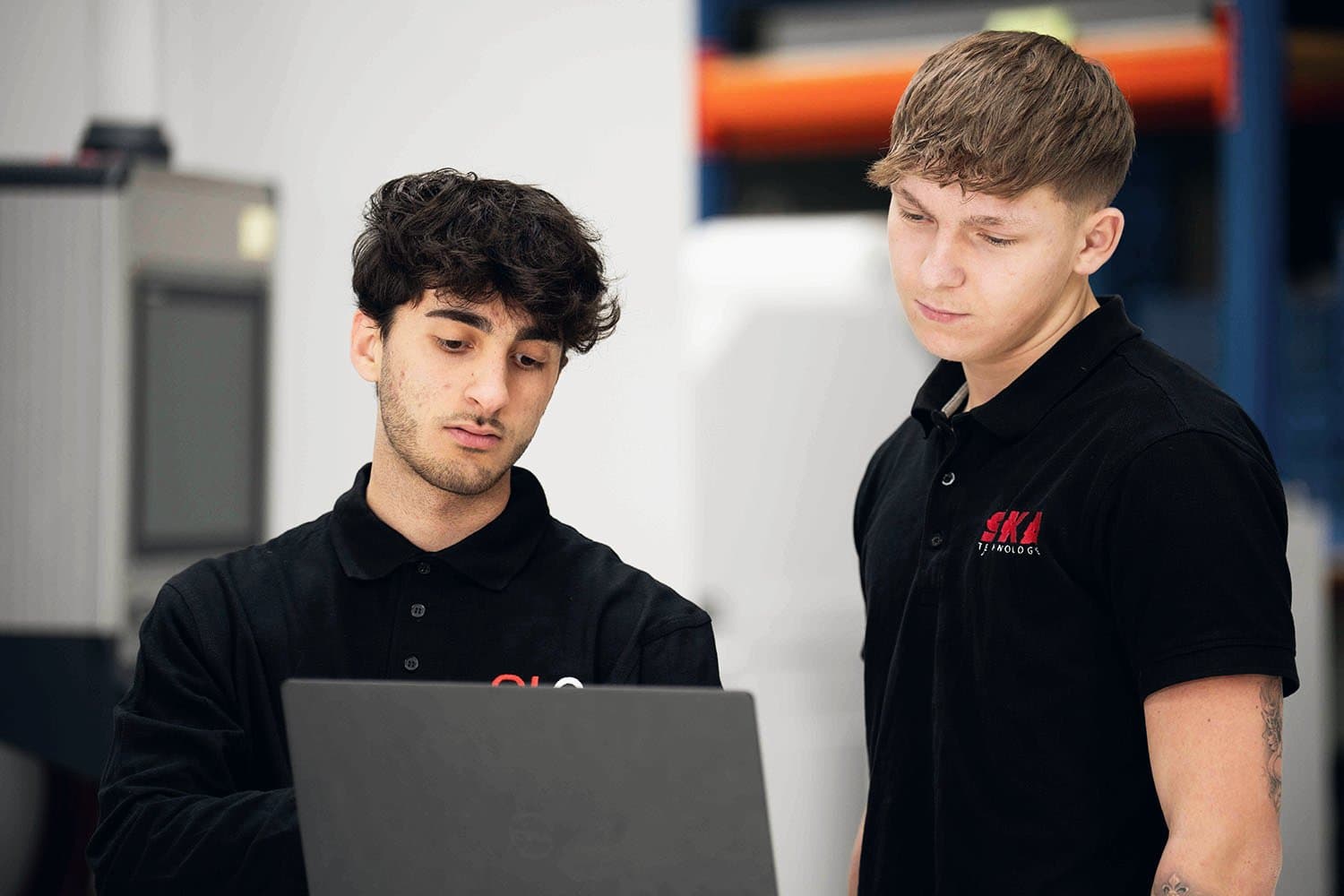 Zwei Techniker bei der Analyse am Laptop