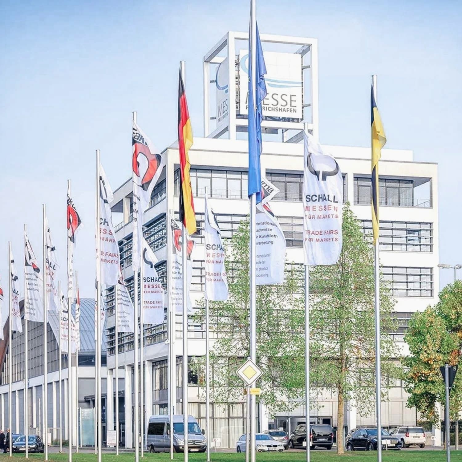 Eingang der Messe Friedrichshafen mit Fahnen