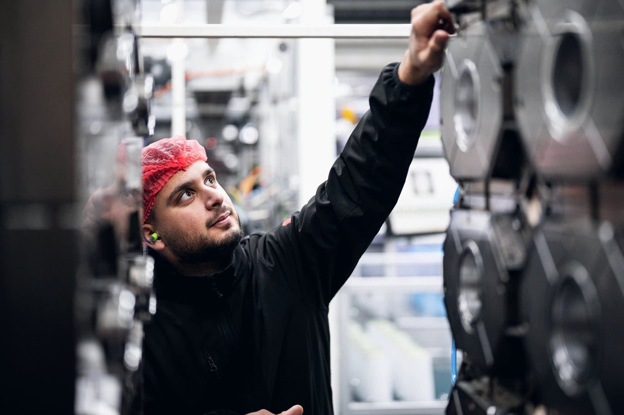 Techniker an einer Spritzgießmaschine